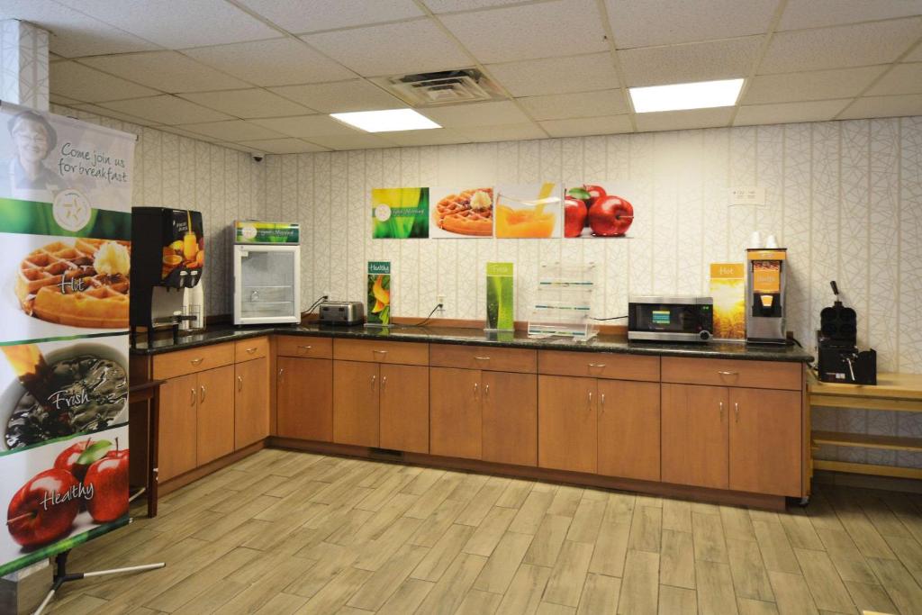 Quality Inn Alexis Rd - image 4