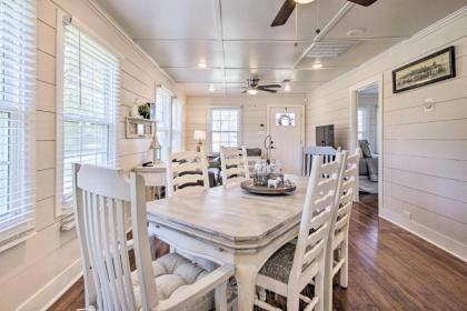 Charming Country Cottage Walk to Main Street!