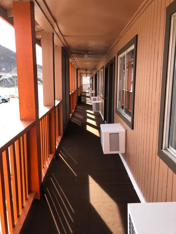 National 9 Inn Tonopah - image 5