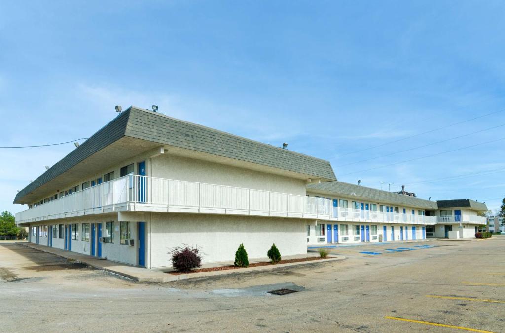 Motel 6-Topeka KS - Northwest - image 2