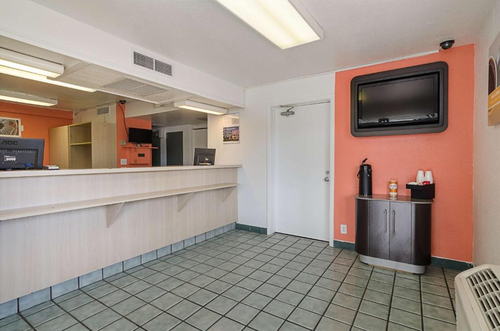 Motel 6-Topeka KS - Northwest - image 5