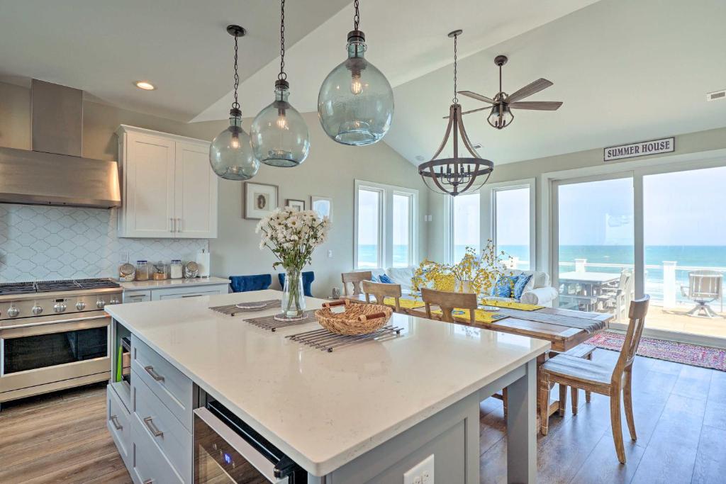 Beachfront Oasis 2 Huge Decks BBQ and Views! - image 2