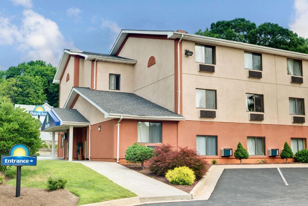 Days Inn by Wyndham Torrington - main image