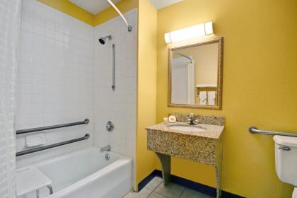 Days Inn by Wyndham Torrington - image 7