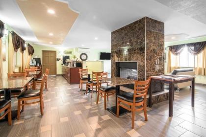 Rodeway Inn - image 15