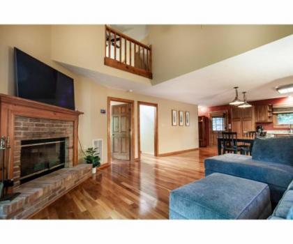 Lillypad Landing with hot tub pool table and fireplace - image 5