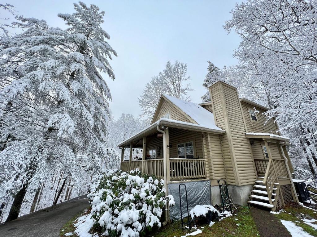 Laurel Valley Charmer with Grill and Golf Course Access - main image