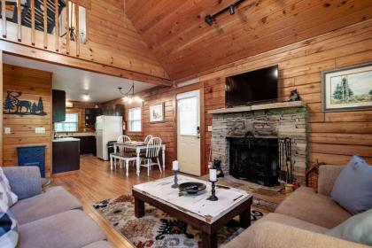 Laurel Valley Charmer with Grill and Golf Course Access - image 10