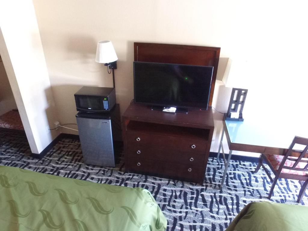 Cross Road Motel - image 3