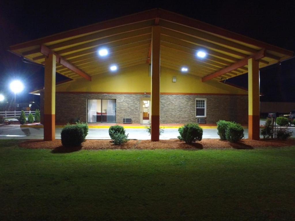 Cross Road Motel - image 7