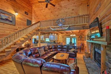Cozy Trenton Cabin with Spa about 15 Mi to Lookout Mtn!
