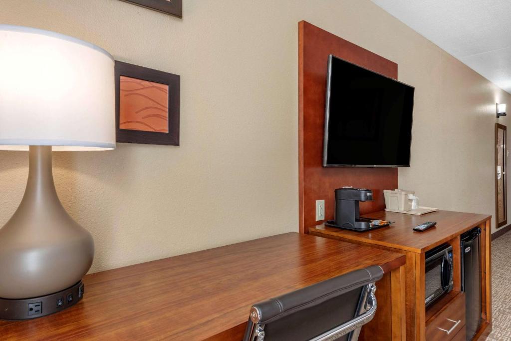 Comfort Inn & Suites - image 5