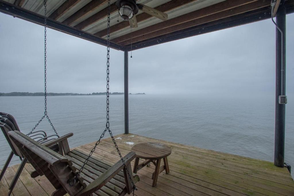 Great Texas Lakefront on CedarCreek Lake - image 5