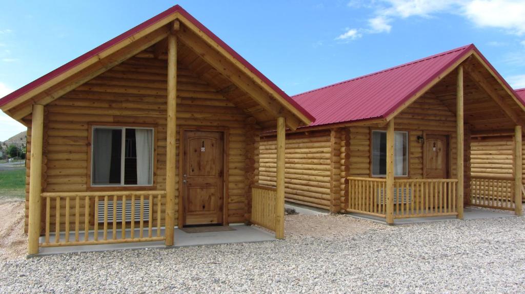 Bryce Canyon Log Cabins - image 3