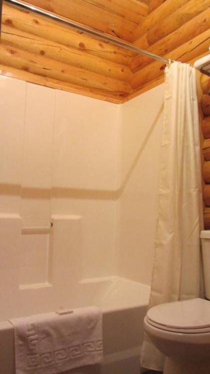 Bryce Canyon Log Cabins - image 5