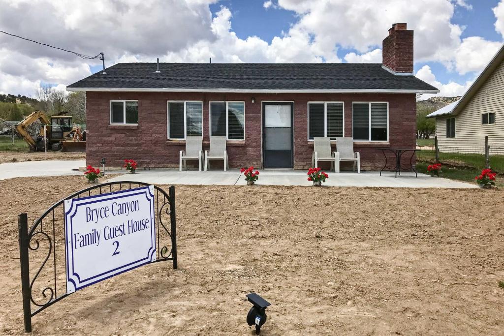 Tropic Family House - 10 Miles to Bryce Canyon! - main image
