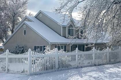 Private 2 Story Home 10 miles to Bryce Canyon tropic Utah