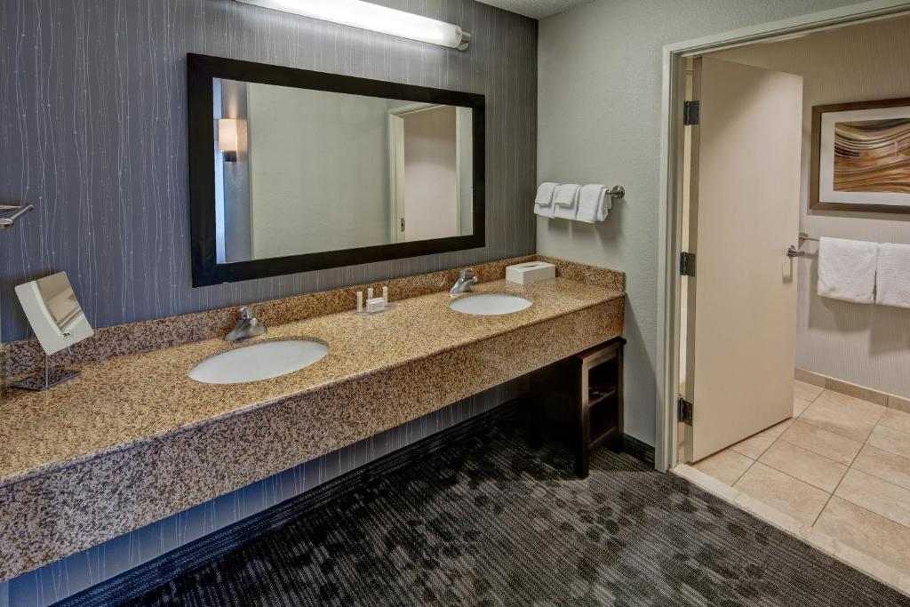 Courtyard by Marriott Troy - image 4