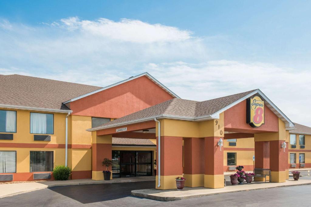 Super 8 by Wyndham Troy IL/St. Louis Area - main image