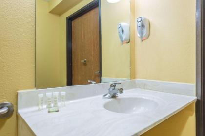 Super 8 by Wyndham Troy IL/St. Louis Area - image 12
