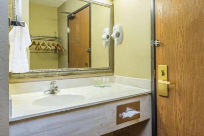 Super 8 by Wyndham Troy IL/St. Louis Area - image 5