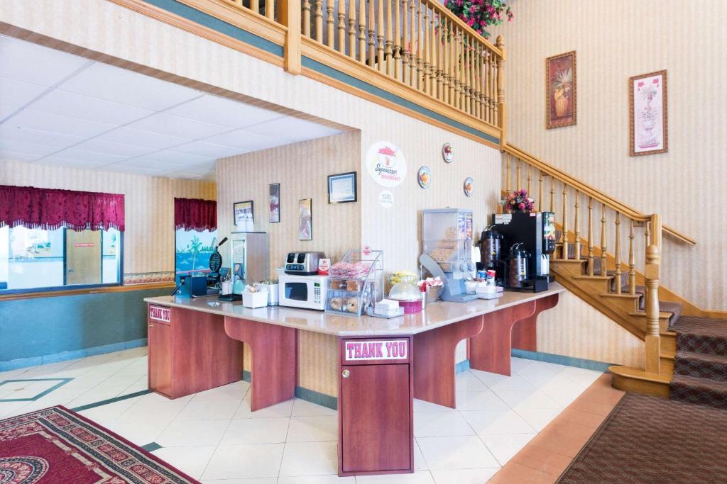 Super 8 by Wyndham Troy IL/St. Louis Area - image 6