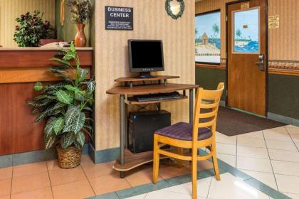 Super 8 by Wyndham Troy IL/St. Louis Area - image 9