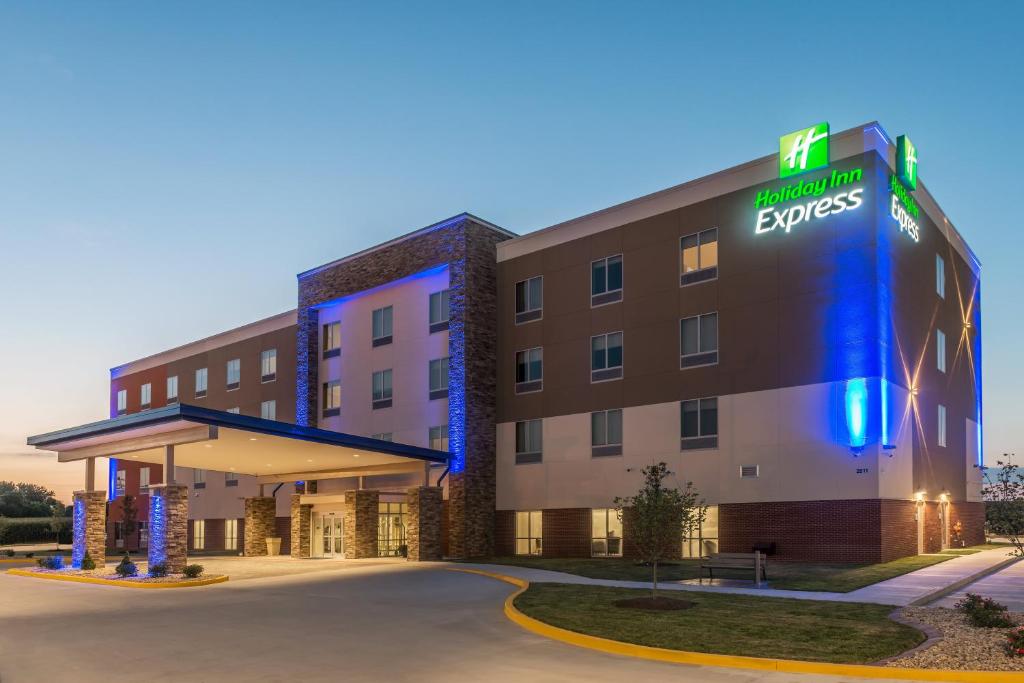Holiday Inn Express Troy an IHG Hotel - main image