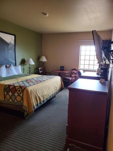 Super 8 by Wyndham Troy - image 3