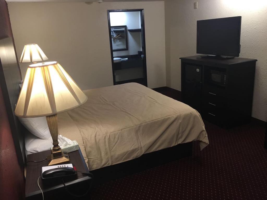 Super 9 Motel Troy - image 2