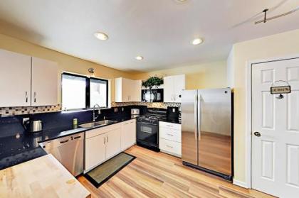 Expansive 3-Level Home Home - image 4