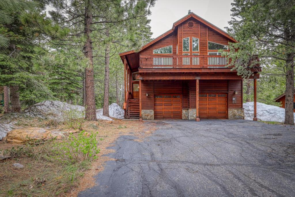 Inviting Comfortable Mountain Home - main image