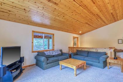 Inviting Comfortable Mountain Home - image 3