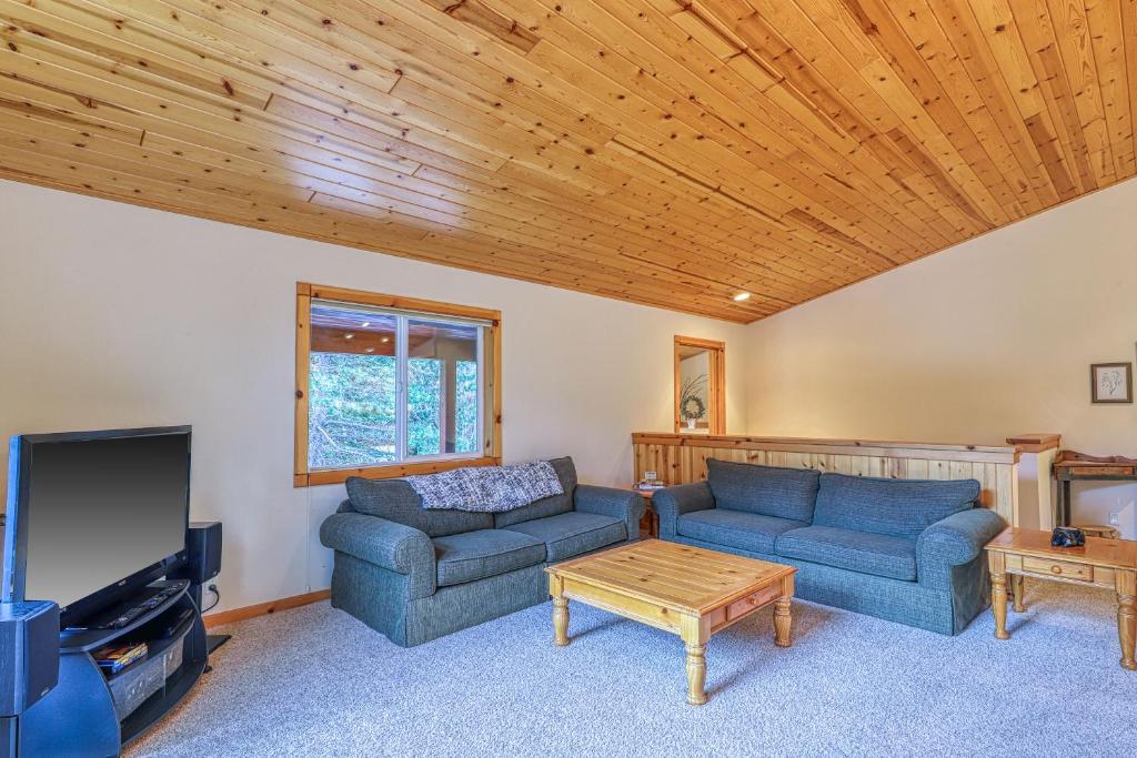 Inviting Comfortable Mountain Home - image 3