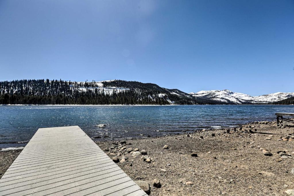 Modern Tahoe Donner Retreat with Deck and Grill! - image 2
