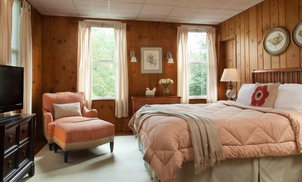 1906 Pine Crest Inn - image 2