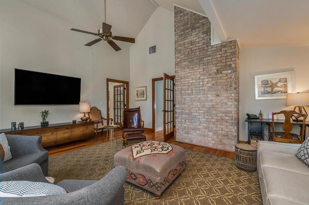 Foothills Farmhouse - image 4