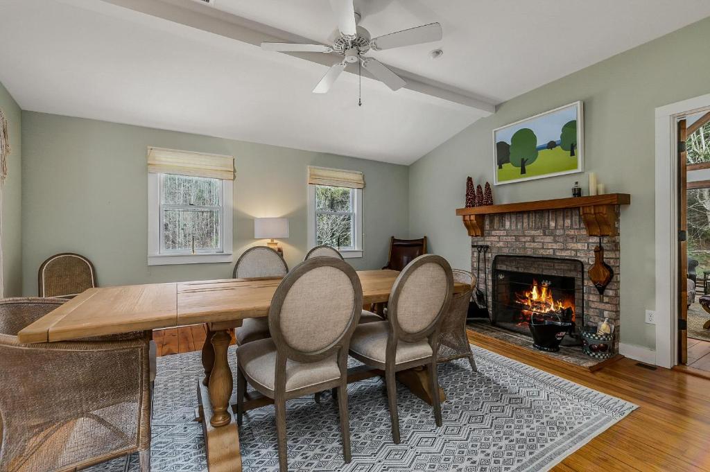 Foothills Farmhouse - image 7