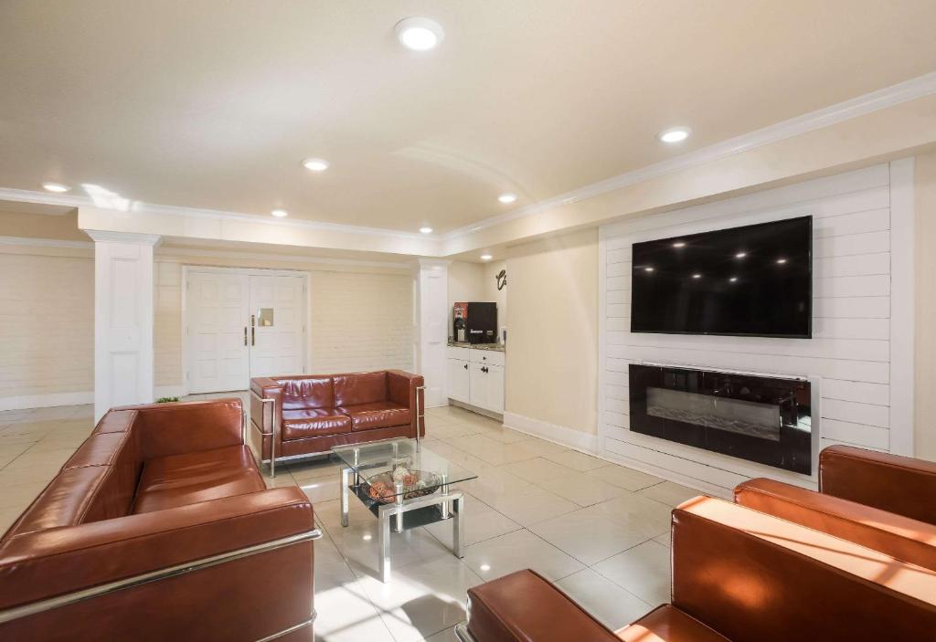 Stone Mountain Inn & Suites - image 6