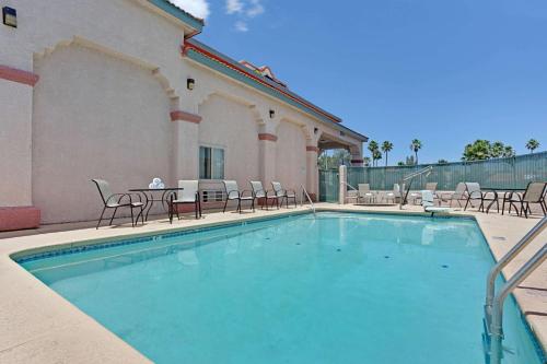 Super 8 by Wyndham Tucson Downtown Convention Center - image 3