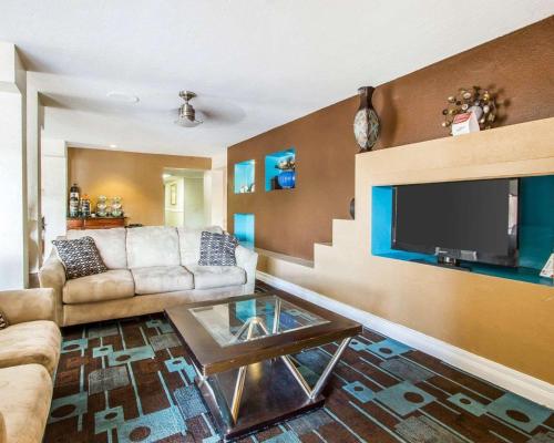 Quality Inn - image 3