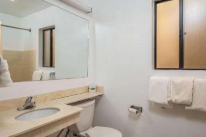 Econo Lodge University - image 2