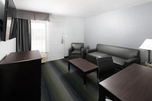 Red Lion Inn & Suites Tucson Downtown - image 3