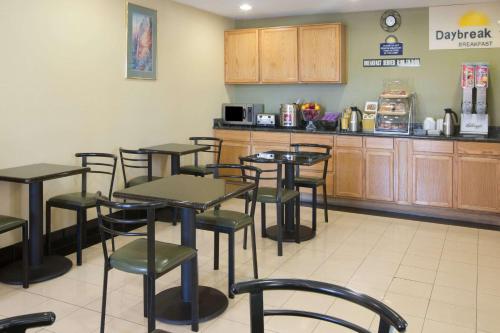 Days Inn by Wyndham Tucson Airport - image 4