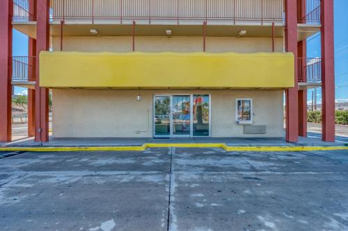 OYO Hotel Tucson Downtown - image 2