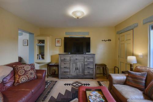 Barrio Hollywood - main image