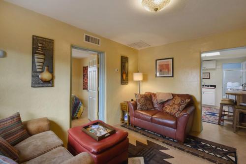 Barrio Hollywood - image 4