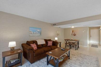 Sitting Pretty 2 BR by Casago - image 2