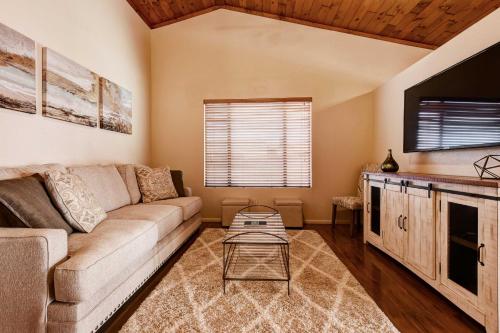 Family Home with Fire Pit Walk to Golf Course and Park - image 3