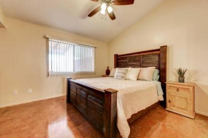 Family Home with Fire Pit Walk to Golf Course and Park - image 4